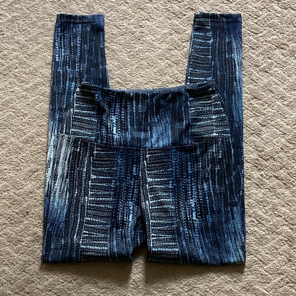 BLUE PATTERNED LEGGINGS Sz Med LIGHT COMPRESSION YOGA PANTS